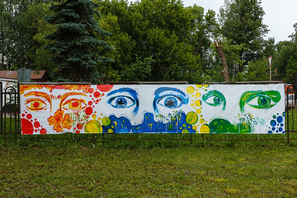 Около Республиканского Музея Изобразительных Искусств (ул.Кирова, 128). Фото: Диля Ахмадишина