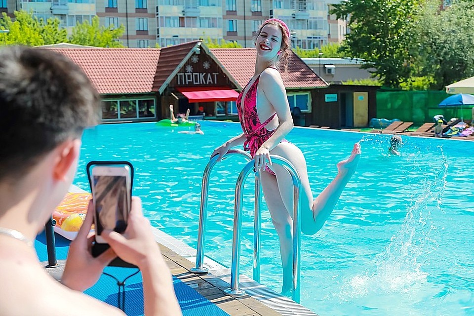 Стоя можно побрызгать ногой воду. Фото: Мария ЛЕНЦ