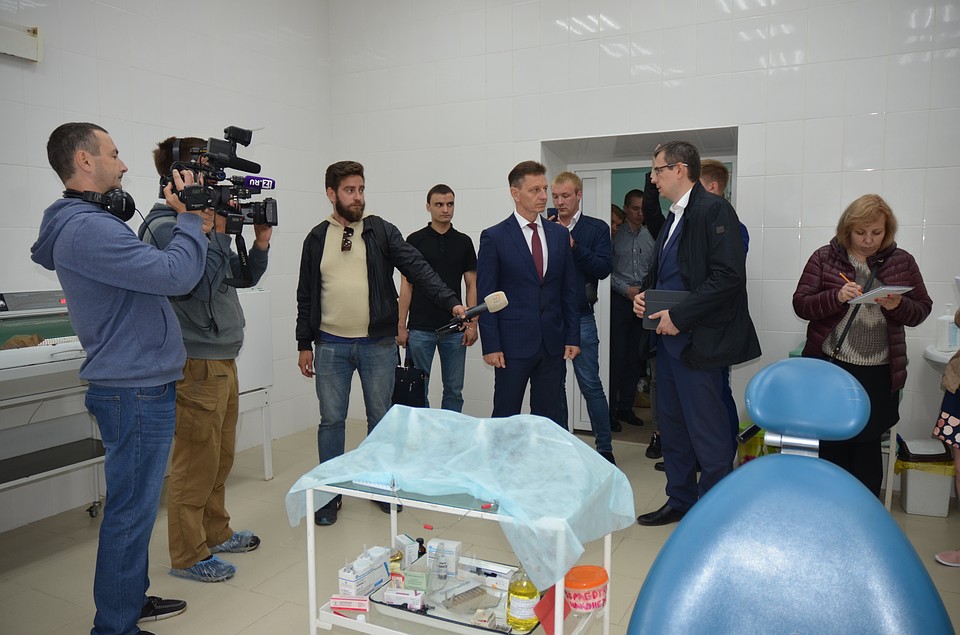 Владимир Сипягин оценил новый стоматологический кабинет в четвертом корпусе больничного городка Фото: Артём Черепанов