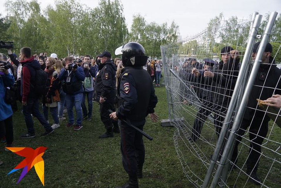 Одного из мужчин, пришедших на акцию в защиту сквера, обвинили в оскорблении представителя власти. Фото: Алексей БУЛАТОВ