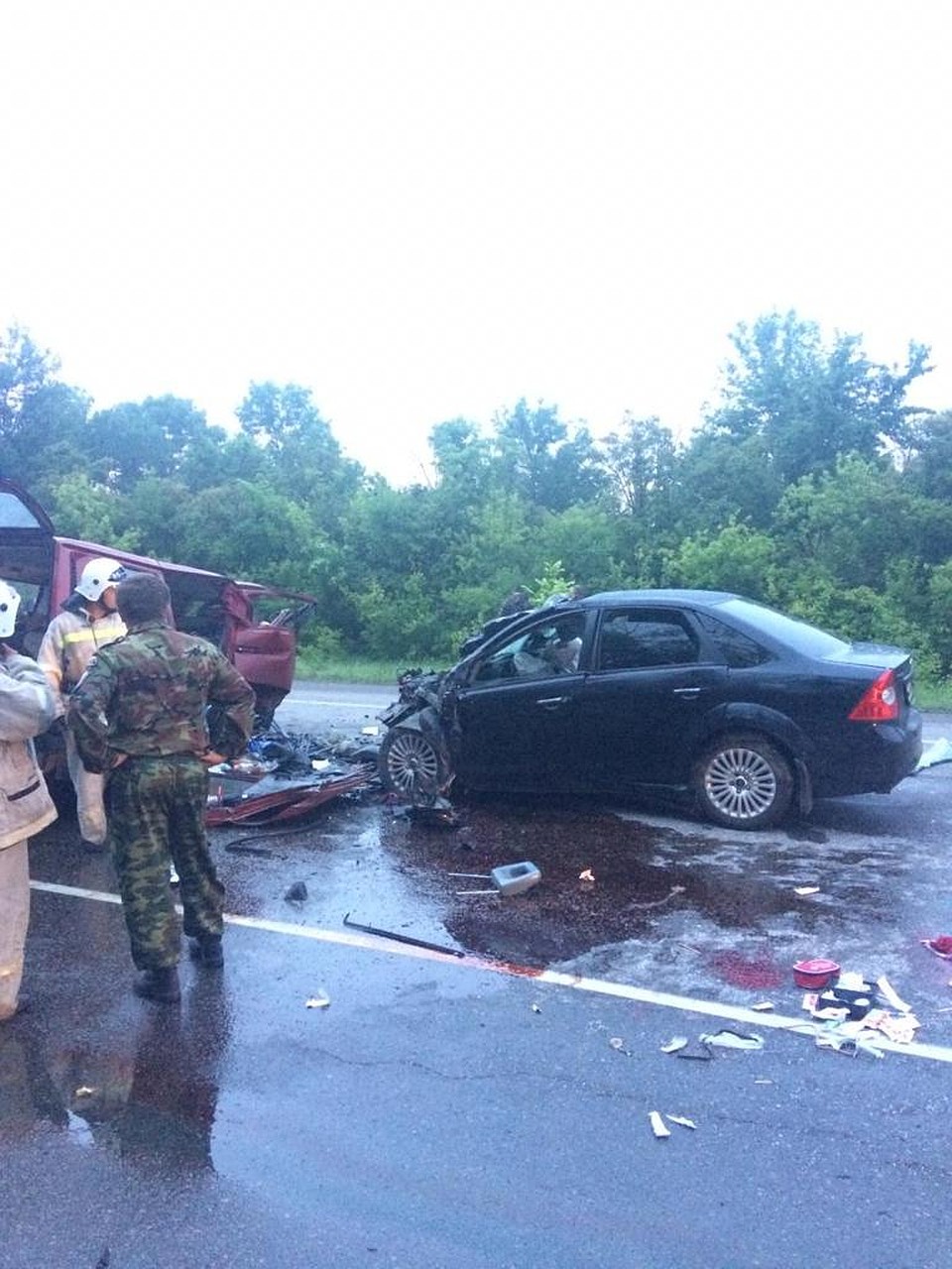 Капот "Форда" тоже полностью снесло. Фото: с сайта ГУ МЧС России по Воронежской области
