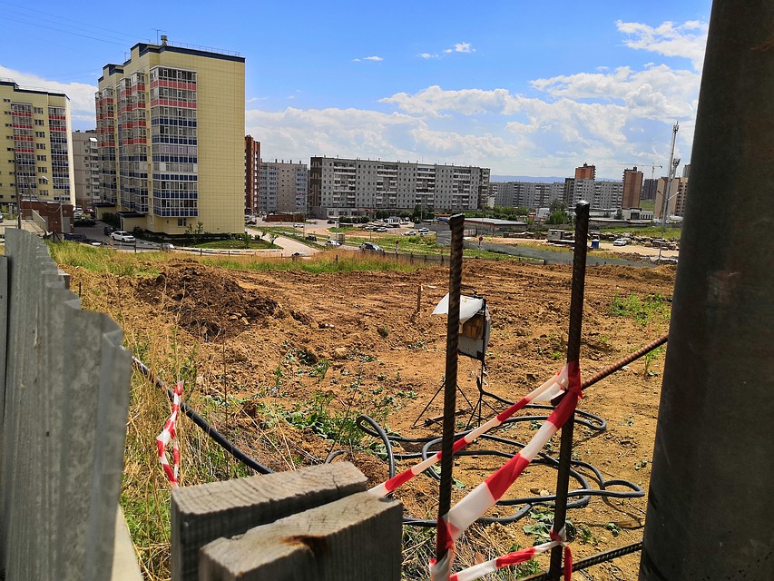 На месте парка строят новый дом Фото: Ася ЖУКОВА