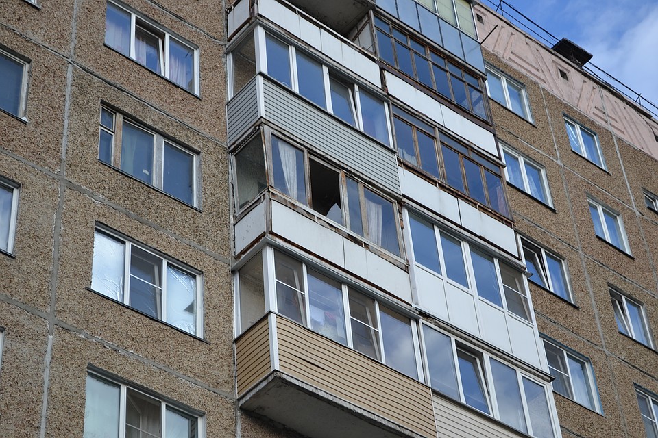 На балконе злополучной квартиры разбиты окна, что только способствует распространению зловоний Фото: Алексей КУЧЕРЯВЫХ