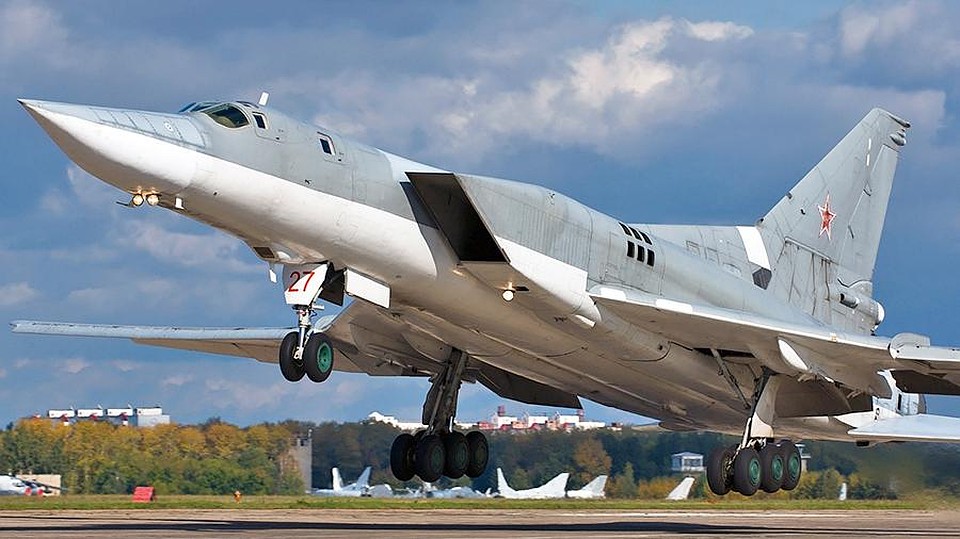 «Гроза европейских авианосцев» бомбардировщик Ту-22М3. Фото сайта iz.ru.
