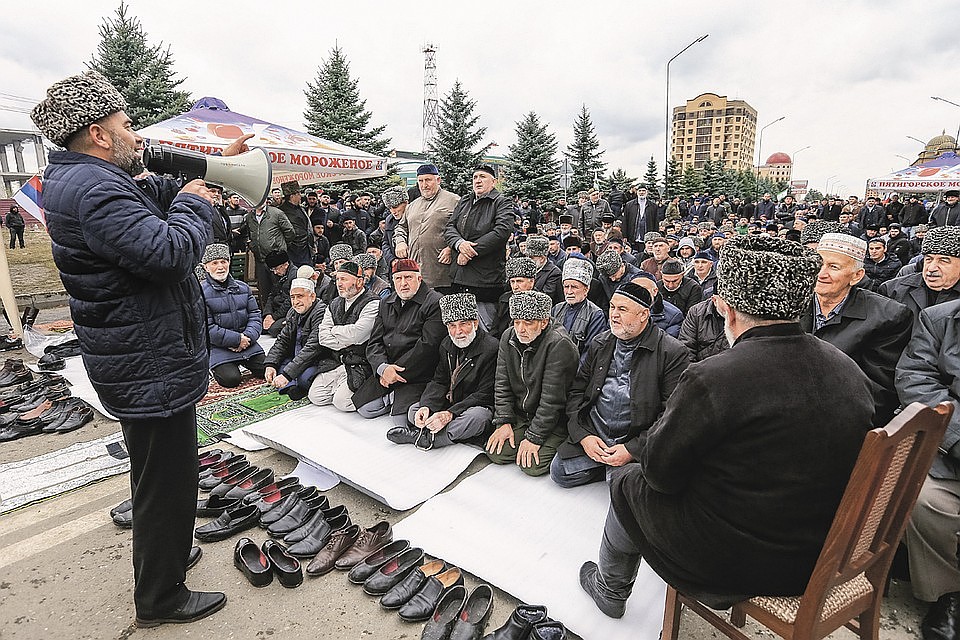 Митинги в Магасе против изменения границы между Ингушетией и Чечней шли чинно, основательно, с подобающим Северному Кавказу колоритом и перерывами на намаз. Фото: Владимир СМИРНОВ/ТАСС