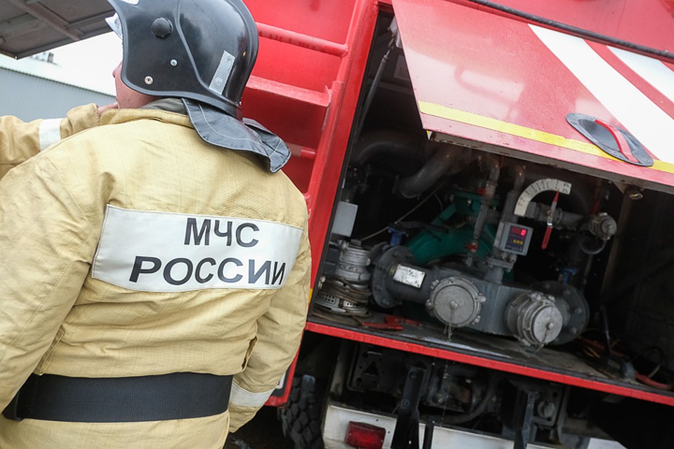 По словам МЧС, на свалку стянули спецтехнику - чтобы добраться до очагов пожара, нужно сначала разгрести мусорные завалы. Фото: Артем КИЛЬКИН