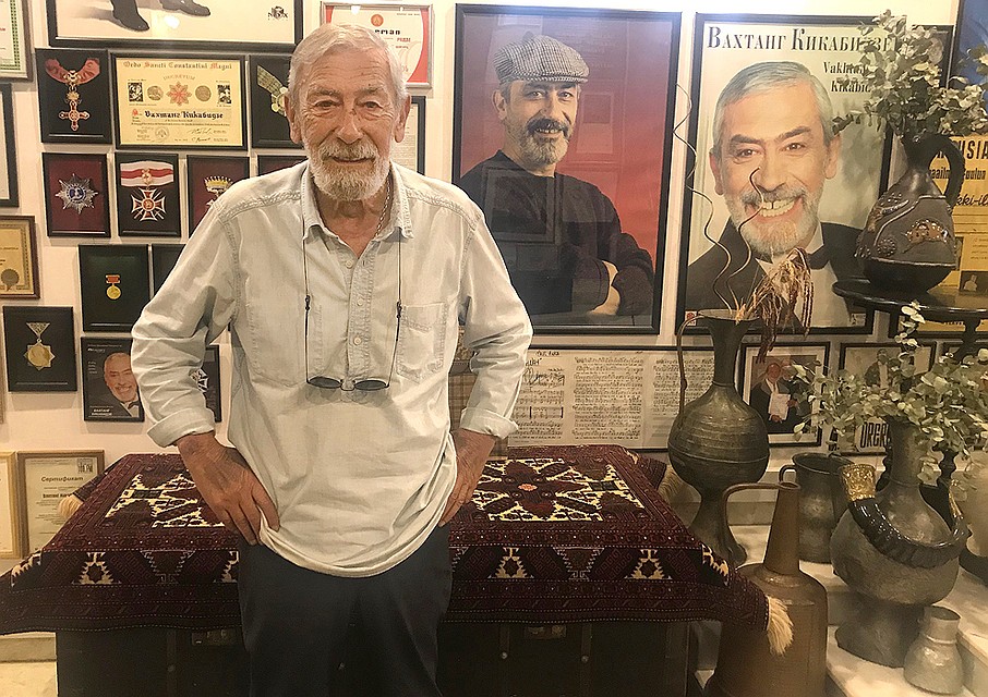 Вахтанг Кикабидзе у себя дома. Фото: Владимир ВОРСОБИН
