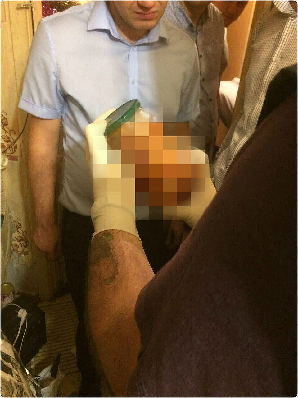 На кухне в жилище Бакшеевых нашли много банок с консервированным мясом.