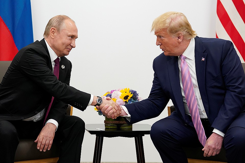 Президент России Владимир Путин и президент США Дональд Трамп во время встречи в рамках 14-го саммита лидеров стран Группы двадцати в Осаке. Фото: REUTERS