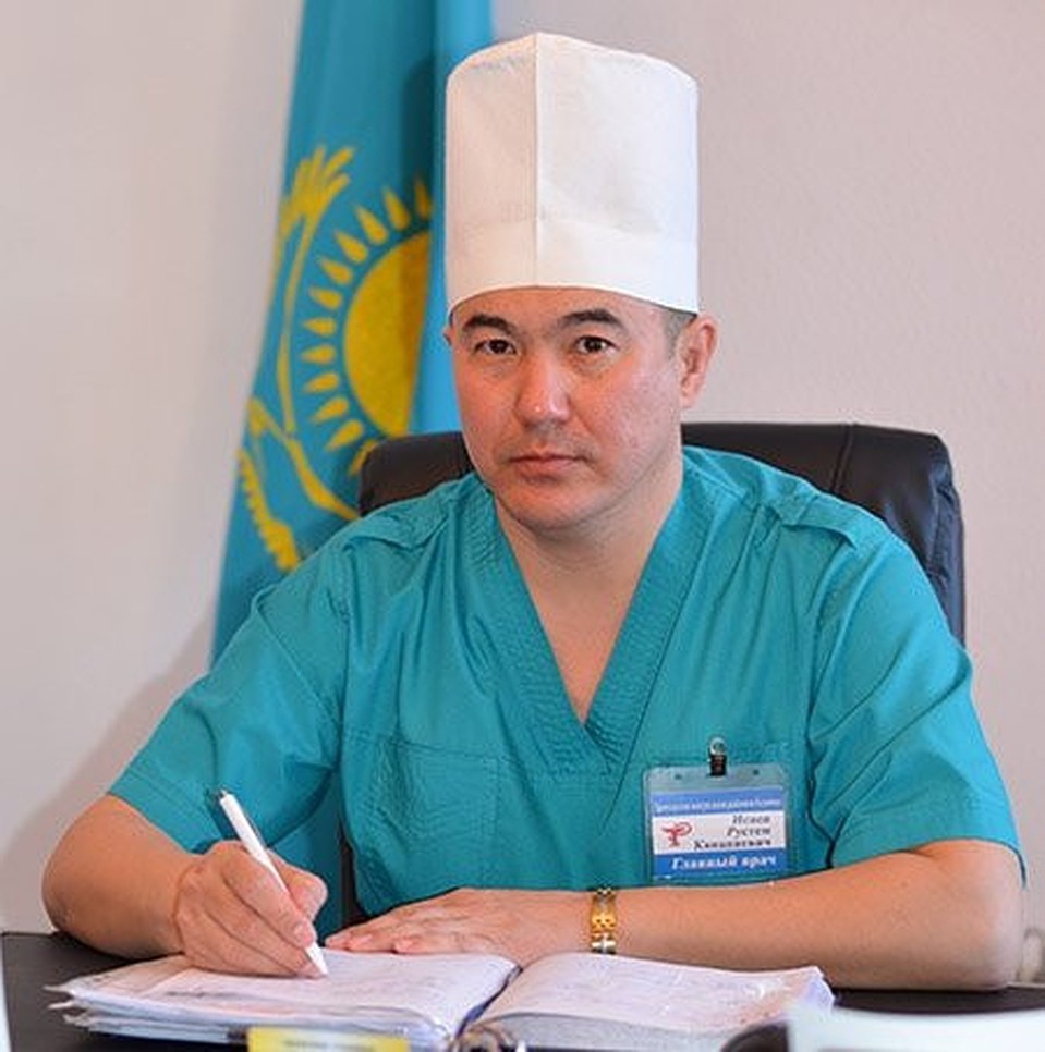 Главврач Рустем Исаев опознал в "выжившем" своего пациента. Фото: Актюбинский медицинский центр, официальный сайт.