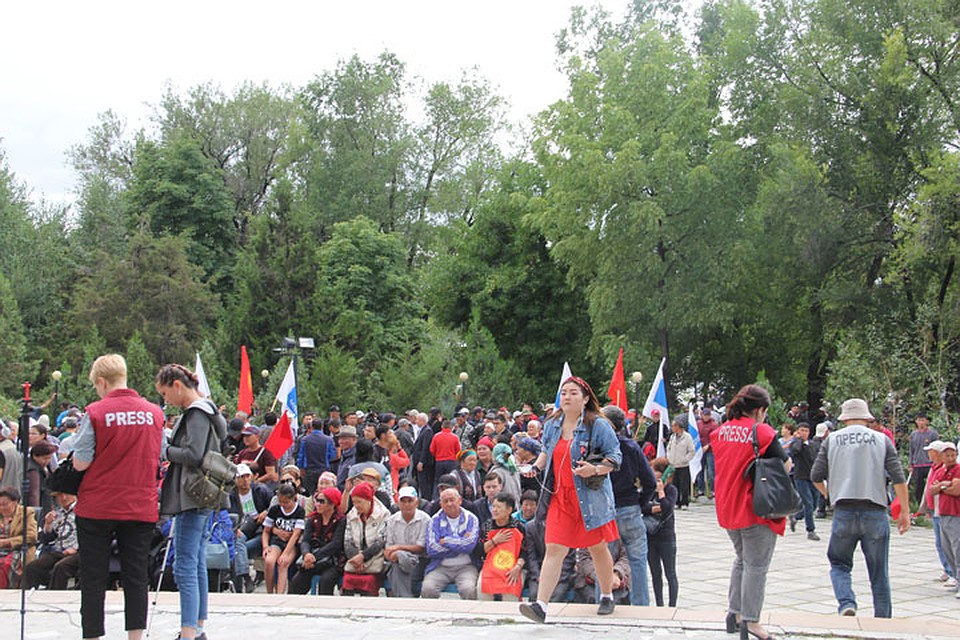 Число участников к началу акции увеличилось. По разным оценкам, на митинг пришли от 1000 до 1500 человек. Фото: Михаил САЛИХОВ