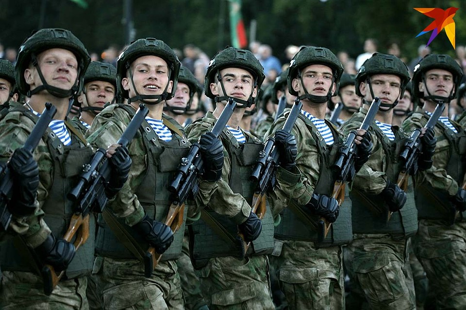 В парадном строю прошли 25 пеших парадных расчетов и 26 парадных расчетов военной техники. Фото: Павел МАРТИНЧИК