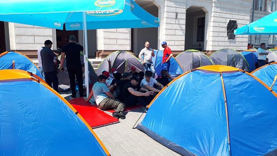 Палаточный лагерь у административного здания в Кишиневе, июнь 2019 г. Фото Леонида РЯБОВА