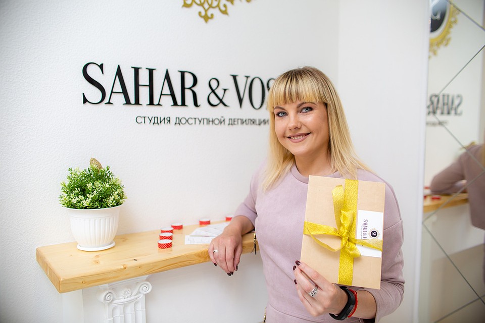 Победительница Анастасия Денисова с подарком от SAHAR&VOSK.
