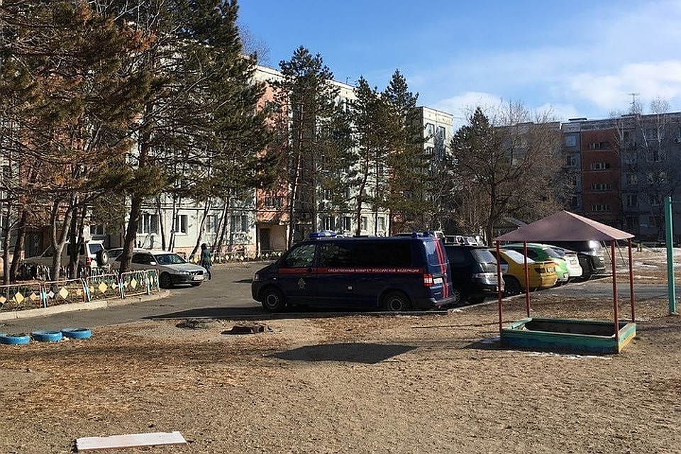 Следователи и эксперты-криминалисты несколько раз приезжали в зловещую квартиру Фото: Борис КОКУРИН