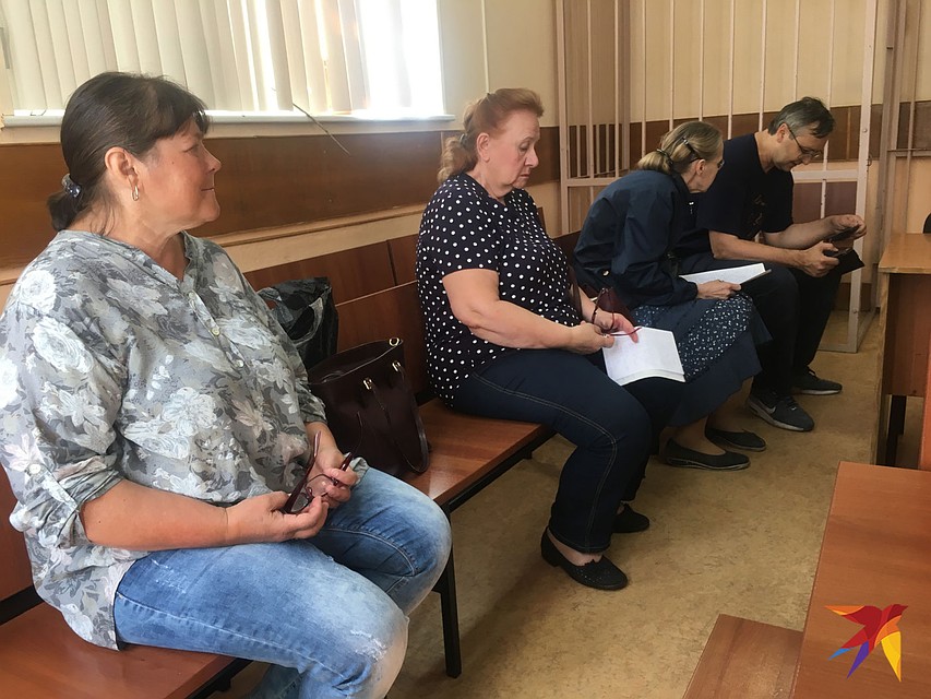 На скамье, перед судьей, сидят жертвы горе-прораба. Фото: Павел КЛОКОВ