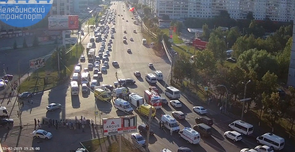 На места ДТП работают четыре бригады "скорой помощи" и пожарные Фото: vk.com "Челябинский транспорт"
