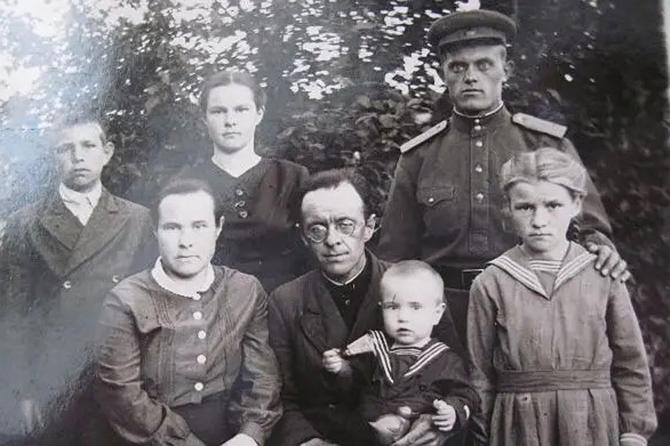 Иван Ремпель с семьей.