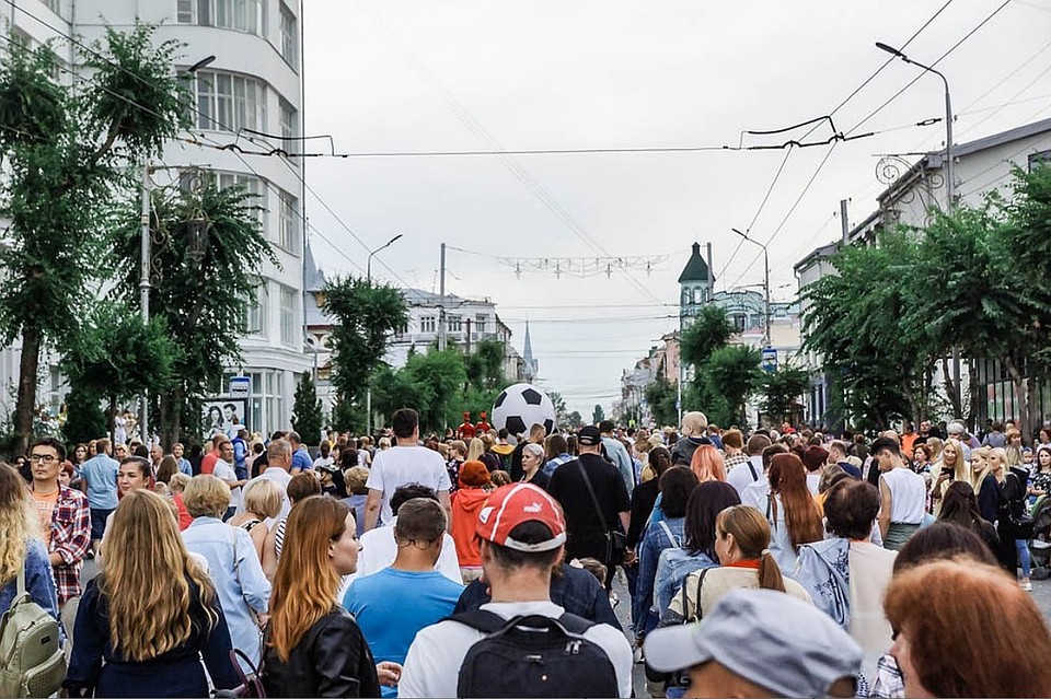 Окунуться в атмосферу праздника и карнавала пришли тысячи жителей Самары Фото: Светлана МАКОВЕЕВА