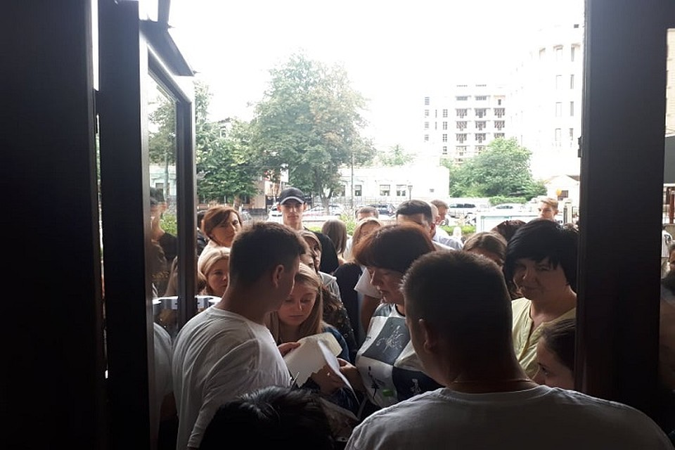 Абитуриентам приходится ждать своей очереди по два-три часа. Фото: Леонид РЯБКОВ
