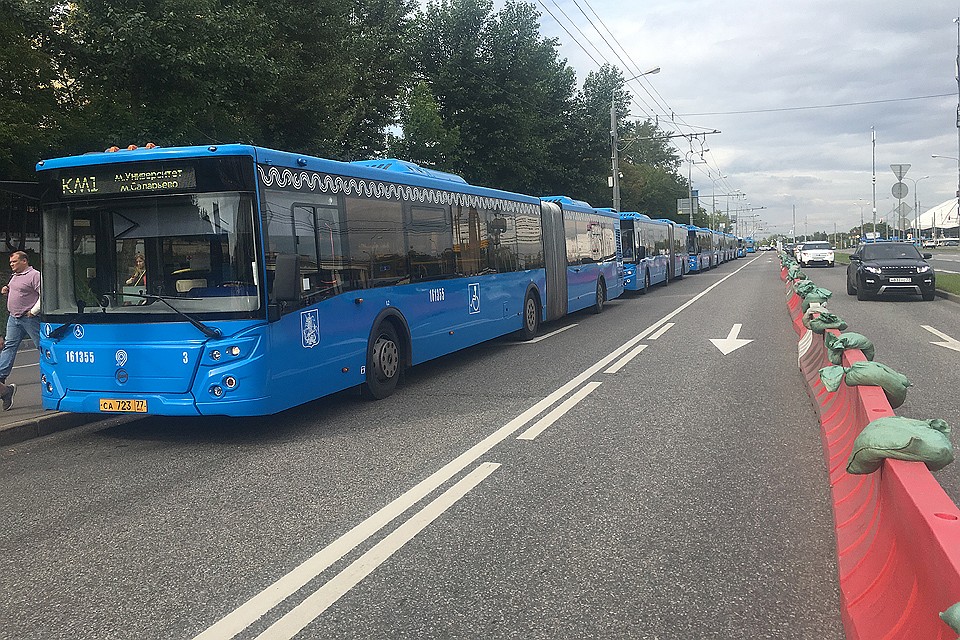 Бесплатные автобусы - КМ1 и КМ2 передвигаются по выделенным полосам. Фото: Павел КЛОКОВ