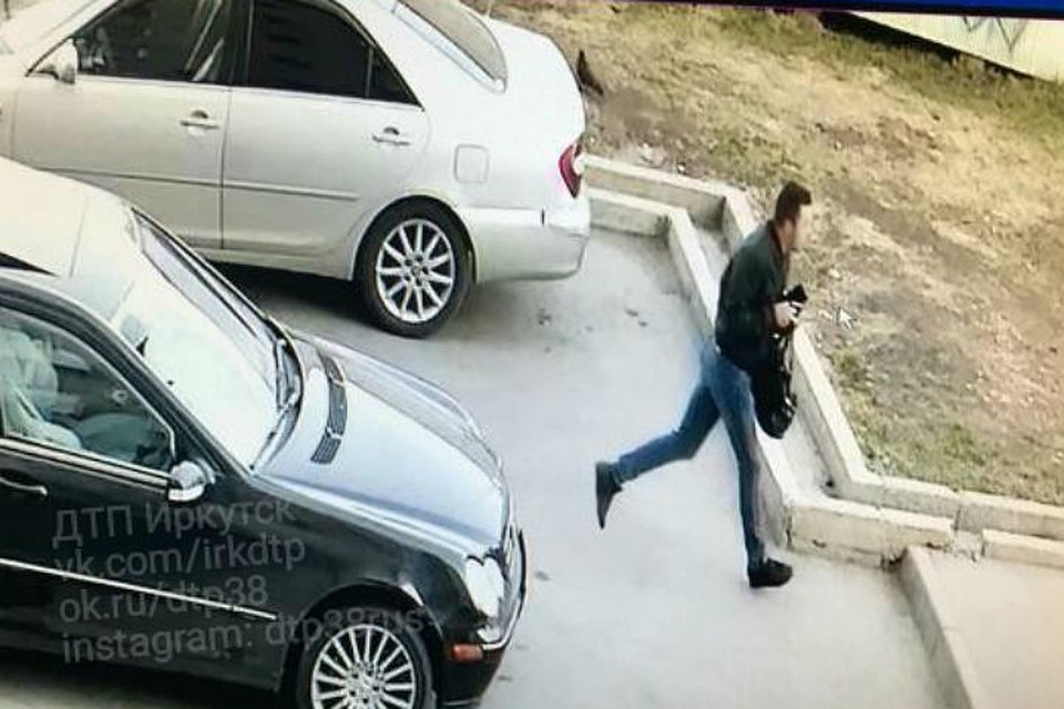 Водитель Мерседеса бросает машину и убегает. Фото: группа "ДТП 38RUS"
