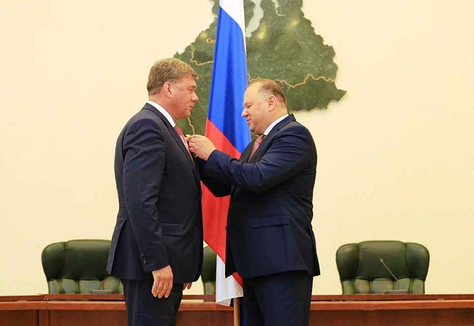 Полпред президента в УрФО Николай Цуканов вручает награду Алексею Кушнареву. Фото: пресс-служба ЕВРАЗа