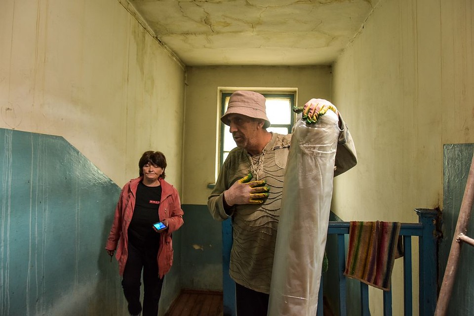 Один из сотрудников подрядной организации. Фото: Алена МАРТЫНОВА