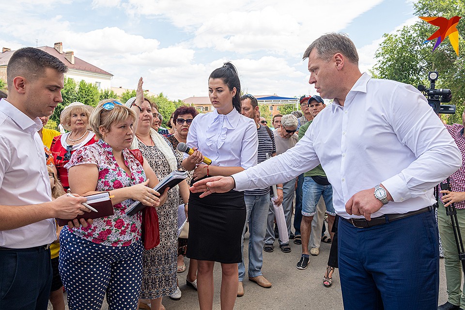 Народ задавал Бабушкину вопросы - про воду, дороги, доплаты Фото: Михаил ФРОЛОВ