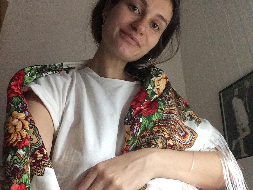 Олеся носит павлопосадский платок даже на Филиппинах. Фото из личного архива героини материала.