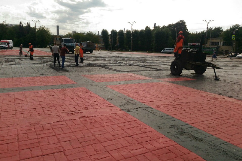 Утром 19 июля на месте росписи начали менять асфальт Фото: Алексей БУЛАТОВ
