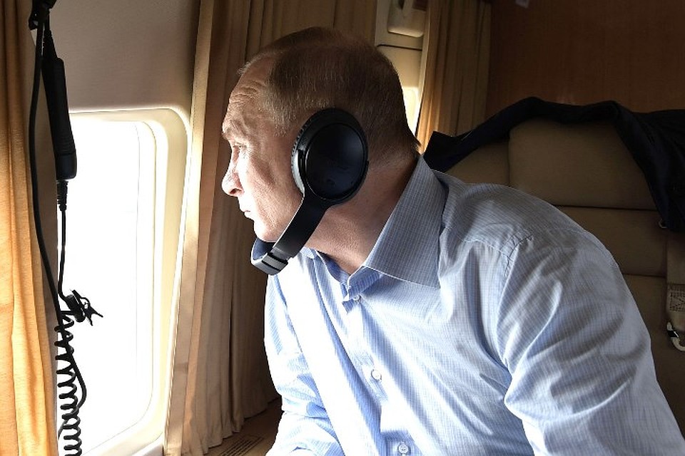 Владимир Путин осматривает пострадавшие от паводка районы Иркутской области. Фото: пресс-служба президента России