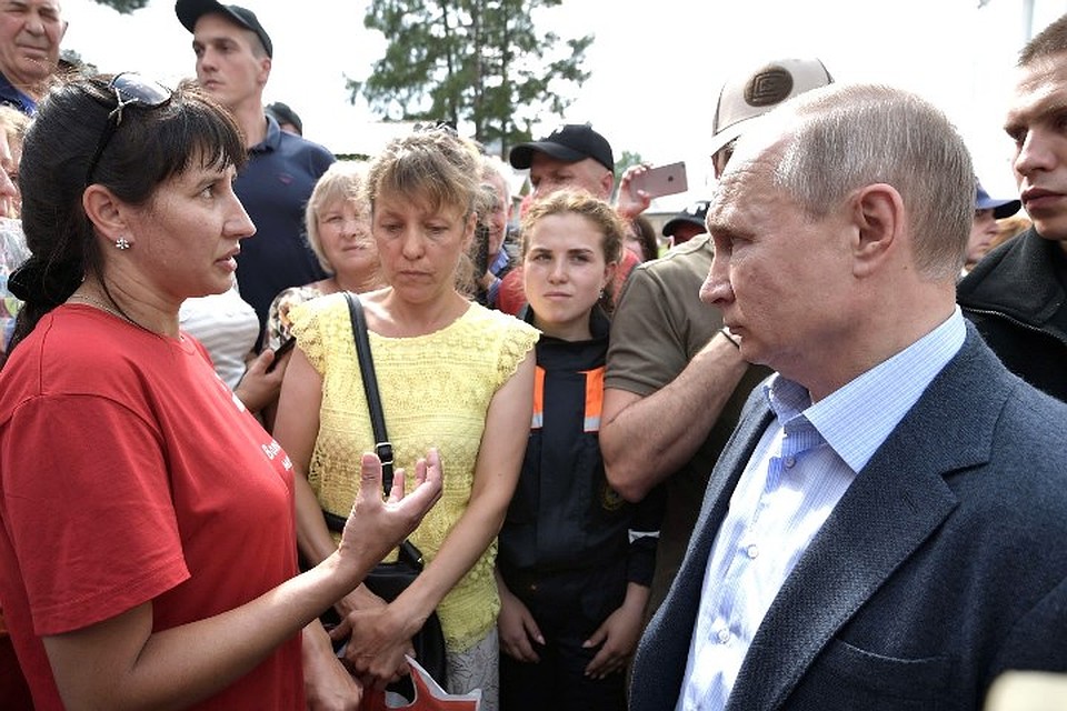 Владимир Путин общается с жителями подтопленного Тулуна. Фото Алексей Никольский/пресс-служба президента РФ/ТАСС