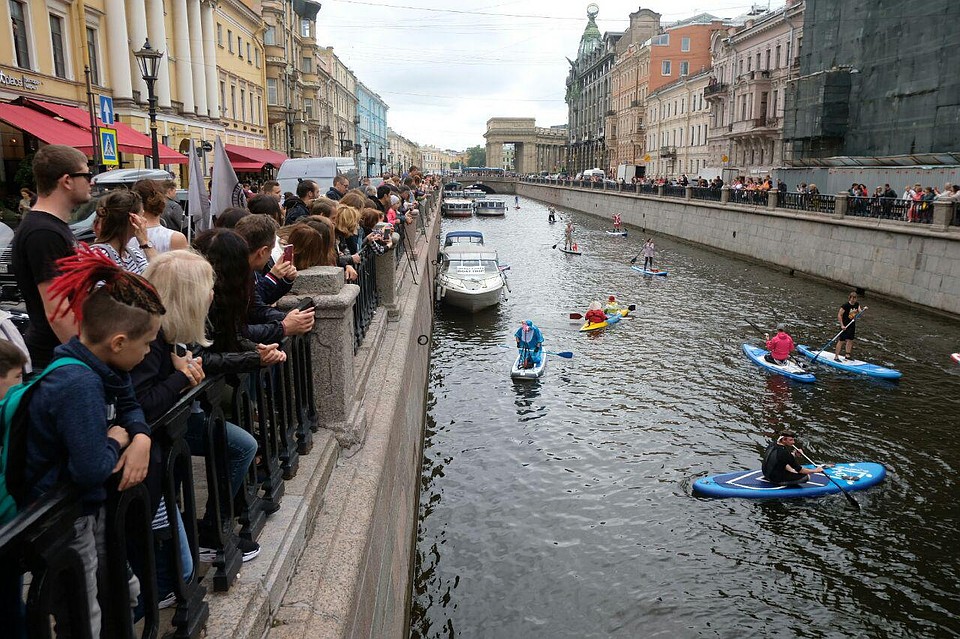 За шоу на воде зрители наблюдали с набережных и мостов. Фото: Артем КИЛЬКИН