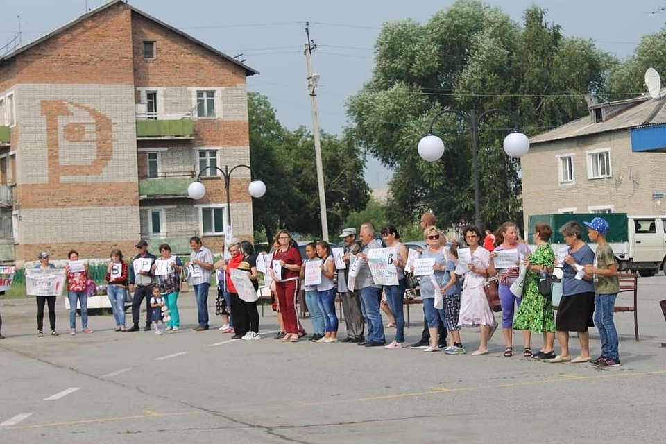 Родители продолжают отстаивать право директора школы работать там дальше. Фото: Армен Аракелов.