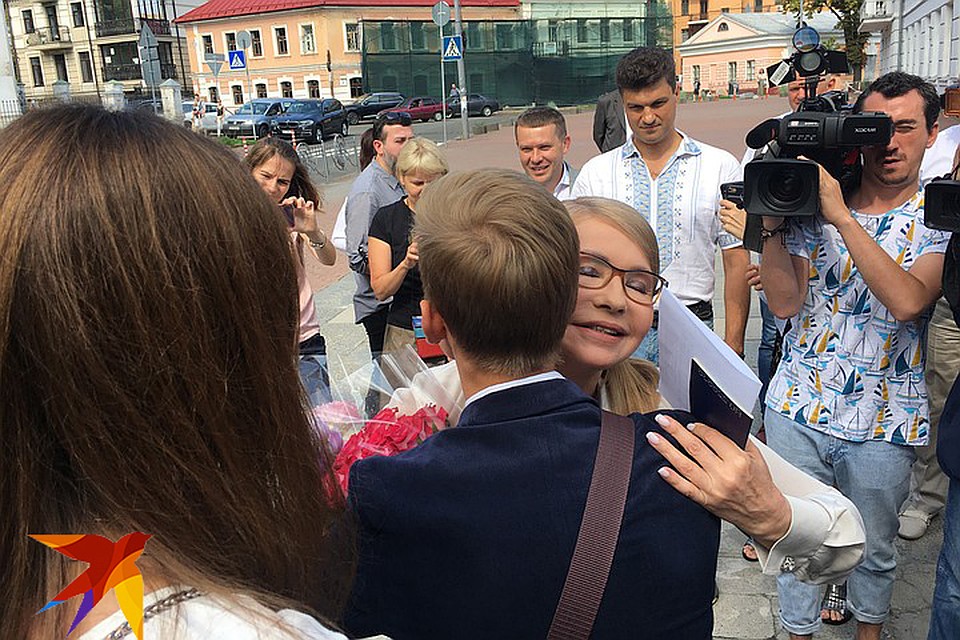 На участке Тимошенко ждал один скромный букет и обнимашки с молодежью. Фото: Анастасия МАТВЕЕВА