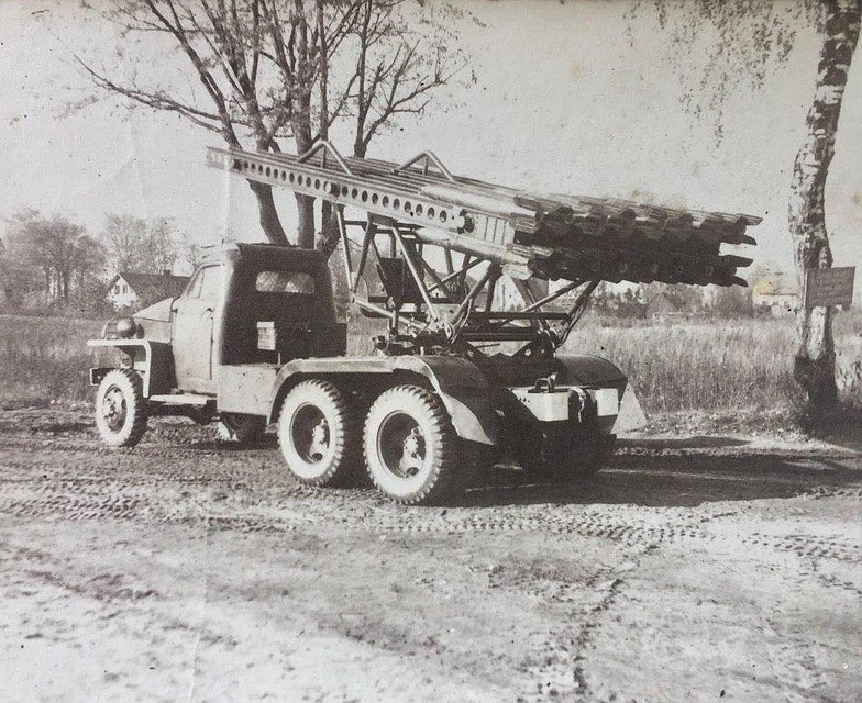 Боевая машина М-13 ("Катюша") весной 1945-го в Кведнау. Публикуется впервые. Фото: из семейного архива