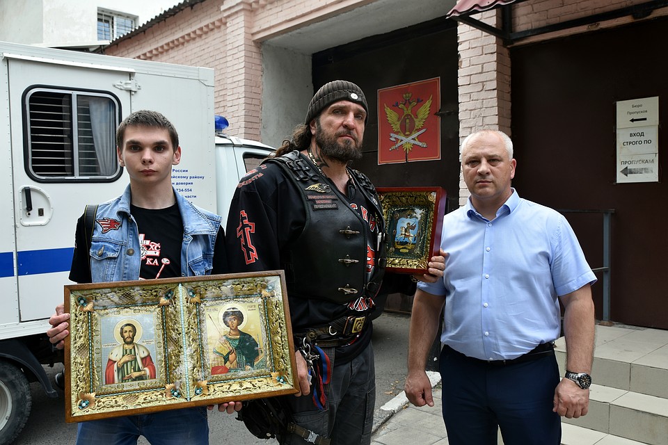Байкер передал несколько икон для часовни изолятора Фото: Виталий ПАРУБОВ