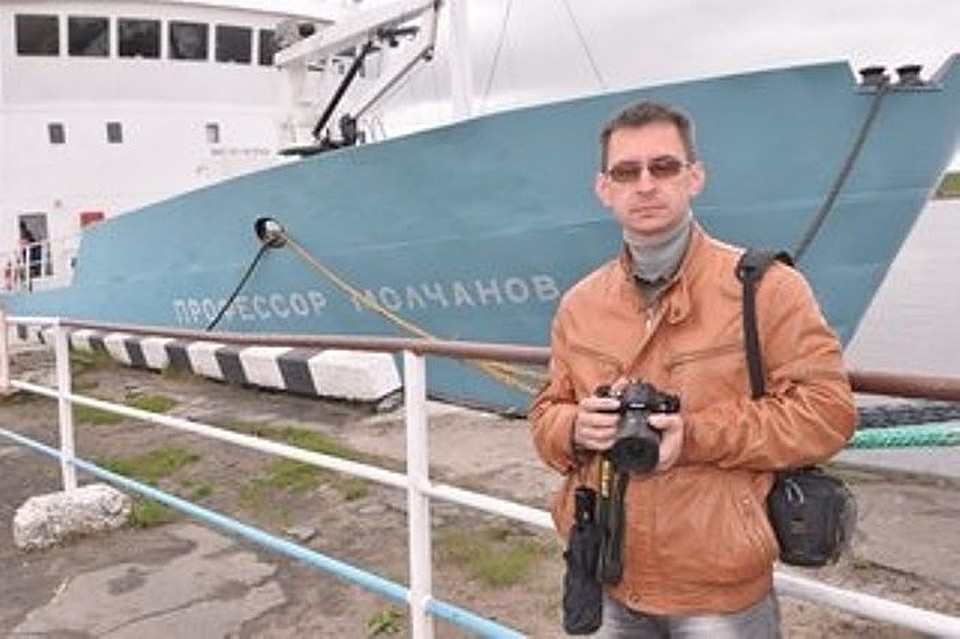 Один из терпящих бедствие сотрудников "Русской Арктики" Иван Мизин на фоне судна "Профессор Молчанов" Фото: Личная страничка героя публикации в соцсети