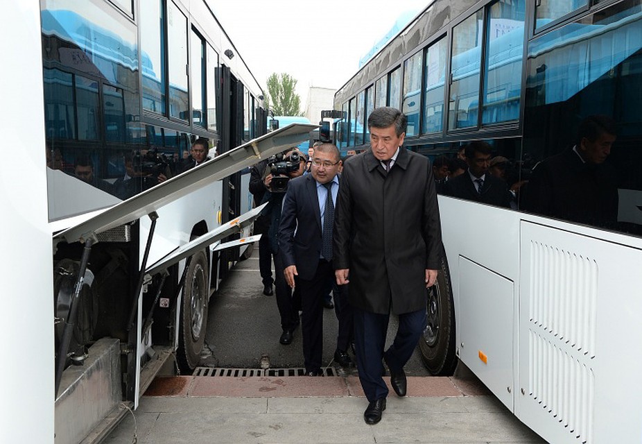 Глава государства лично осмотрел новый транспорт. Фото: president.kg