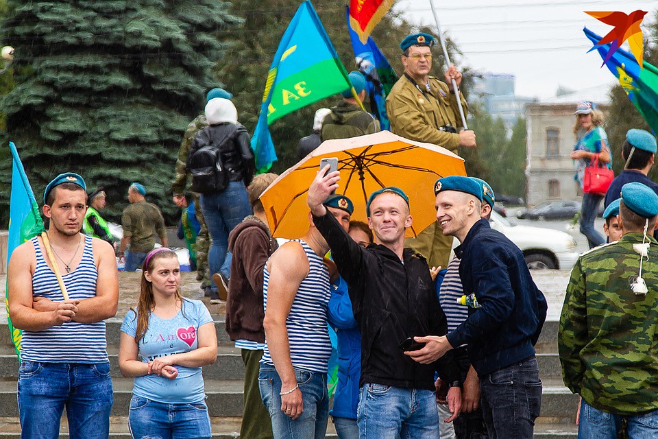 После возложения цветов военные разбрелись компаниями. Фото: Валерий ЗВОНАРЕВ