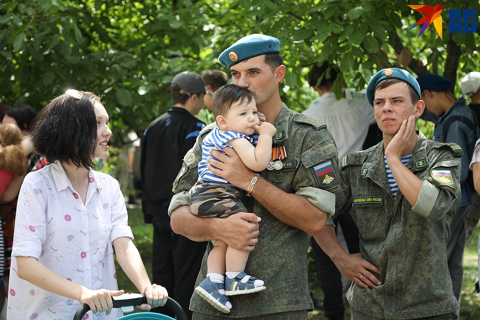 Даже совсем малышки в поддержку папам были в тельняшках Фото: Дмитрий АХМАДУЛЛИН