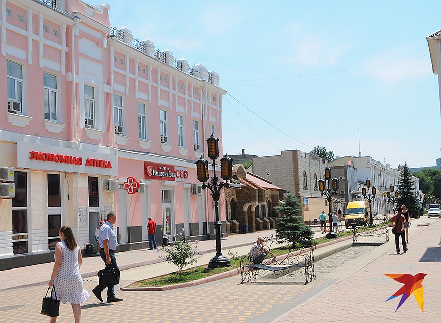 Улица Земская в центре города считается не только прогулочной, но и деловой и торговой, но почему-то здесь почти всегда пустынно. Фото: Сергей ПОНОМАРЕВ
