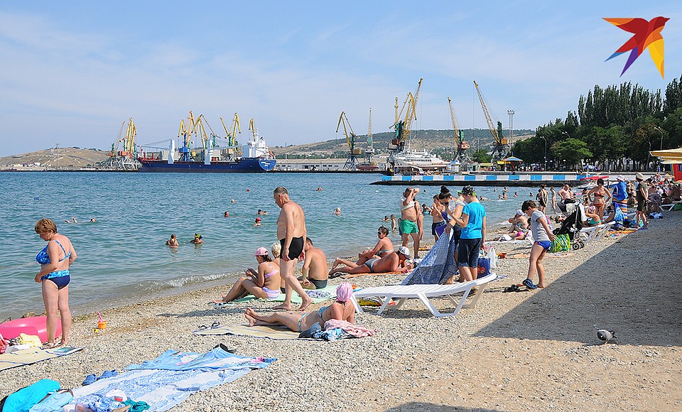 Городской пляж в Феодосии не слишком заполнен… Фото: Сергей ПОНОМАРЕВ