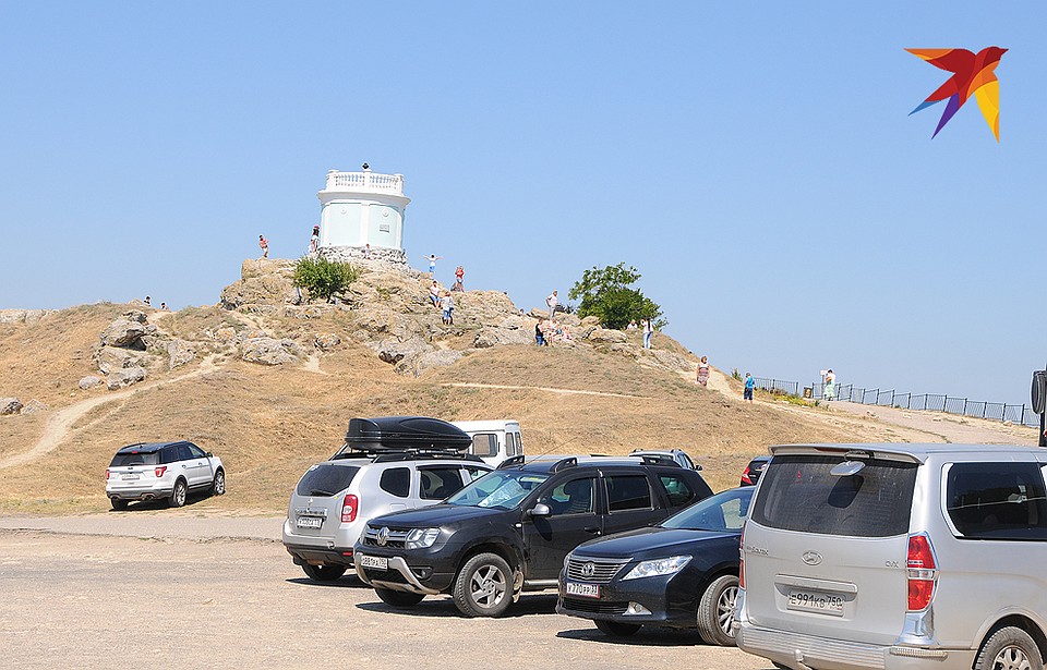 На скалистом холме в центре горы Митридат, на месте древнего акрополя, стоит башня для вечного огня Фото: Сергей ПОНОМАРЕВ