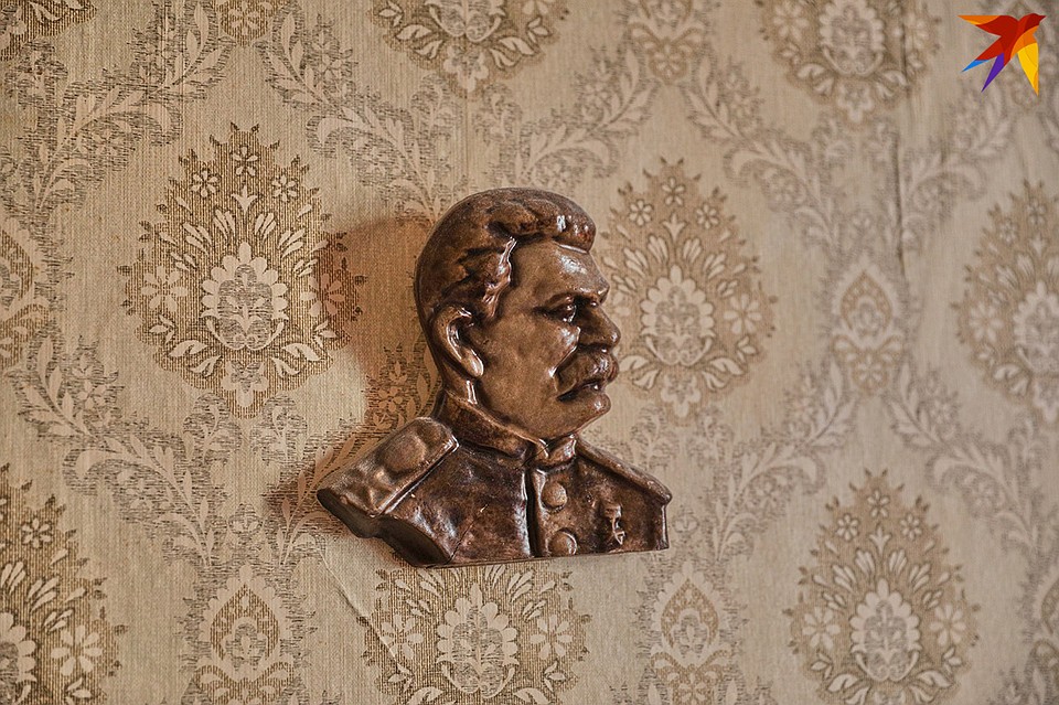 На стене - бюст Сталина. Фото: Павел МАРТИНЧИК
