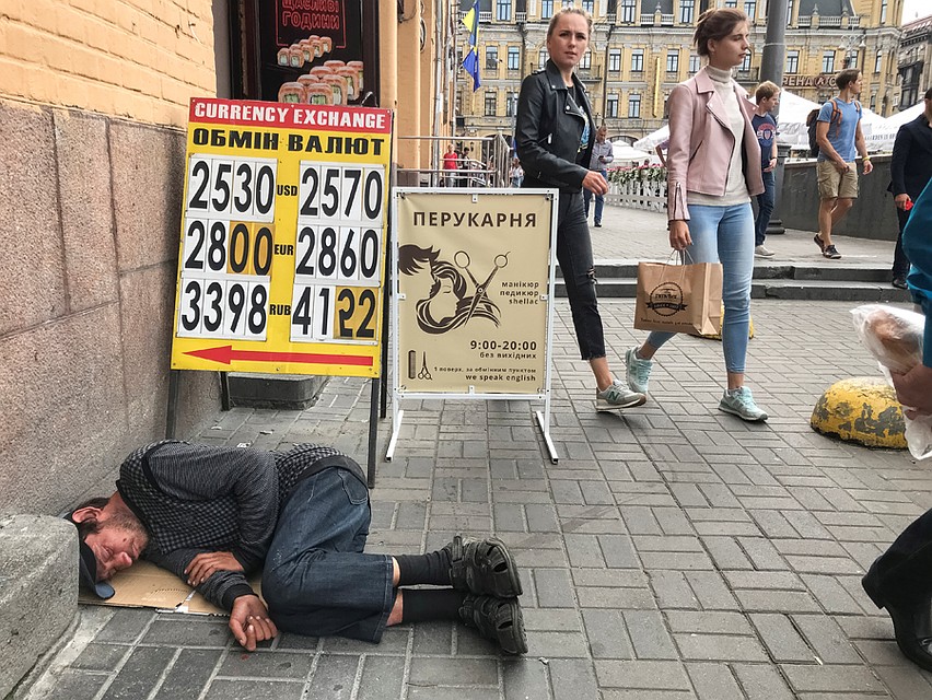 Простые украинцы затягивают пояса все туже, готовясь к очередной зиме Фото: REUTERS