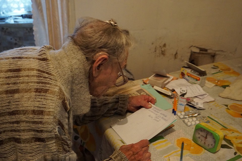 Совершенно глухой старушке мне приходится писать на листике, кто мы и с какой целью пожаловали. Фото: Юлия АНДРИЕНКО