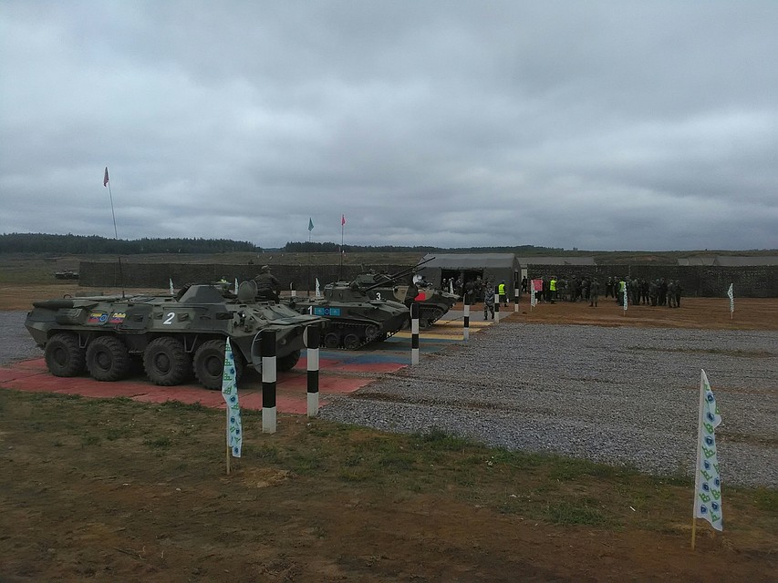 Фото: Елизавета СЛАВЯТИНСКАЯ. Экипажи перед стартом третьего этапа конкурса "Десантный взвод-2019".