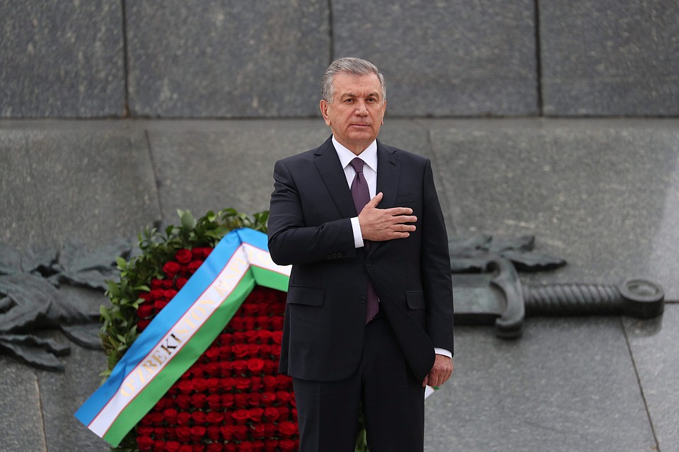 Президент Узбекистана Шавкат Мирзиеев во время церемонии возложения венка к монументу Победы в Минске. Фото Максим Гучек/БелТА/ТАСС